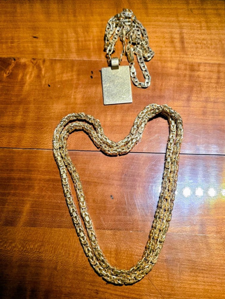 Chaînes en or et pendentif rachetés à domicile par LIQUIDOR